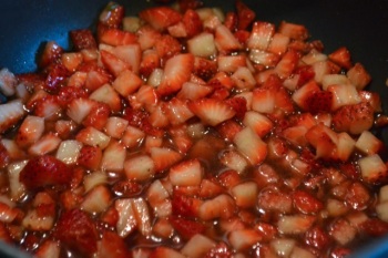 #FoodieFriday: Strawberry Oat Bars recipe from Beeyoutiful.com